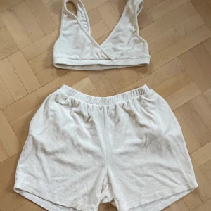 NA-KD set i velour - Säljer detta benvita ”strandkläder-set” i storlek S från NA-KD. Jätteskönt men lite stort på mig tyvärr. Kontakta vid intresse eller frågor💗