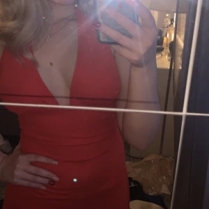 Röd klänning  - Den är använd en gång men kommer inte till användning något mer, den är köpt från Nelly