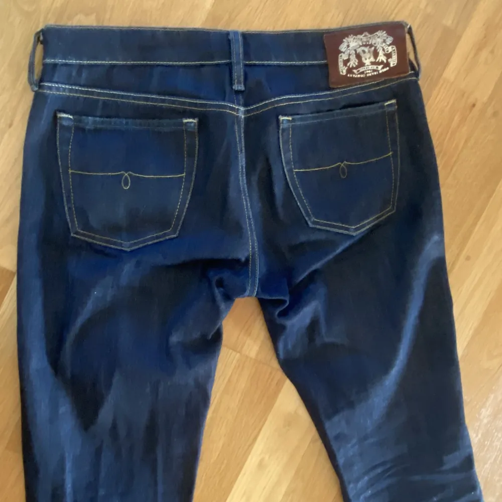 Superfina mörkblå jeans, bootcut💓 . Jeans & Byxor.