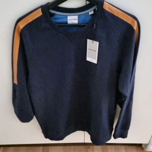 Jack and Jones Sweatshirt  - Jack and Jones Sweatshirt, Stl L, helt oanvänd så taggen sitter kvar 