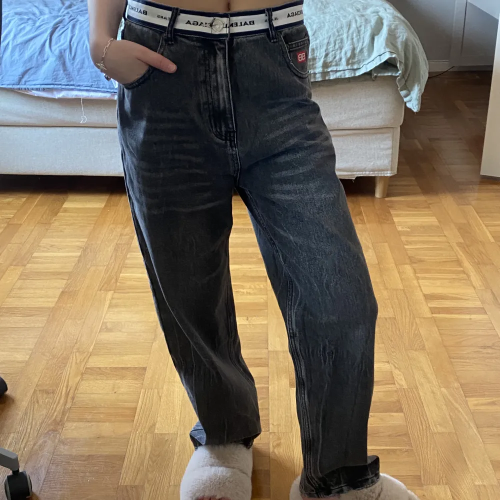 Balenciaga jeans i modellen ”unfit”. Storlek S (herr). Passar bra på mig som brukar ha 27 i jeans storlek! Jag är 168 cm för längd referens. Aldrig använda. Obs! Knappen är lite seg att stänga. . Jeans & Byxor.