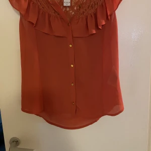 Blus  - Orange blus i använt ok skick stl xs 