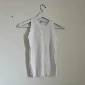 Topp - Superfin topp i finare material från zara, dock sömm som gått upp vid armen därav priset! 