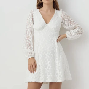 Studentklänning 💗💗 - Säljer den trendiga studentklänningen från Gina tricot strl 36. Den är slutsåld på hemsidan. Har aldrig använt den, prislappen är kvar. Säljer för jag hittade en annan. Jag är 166 cm lång och den sitter bra på mig. Pris kan diskuteras💗