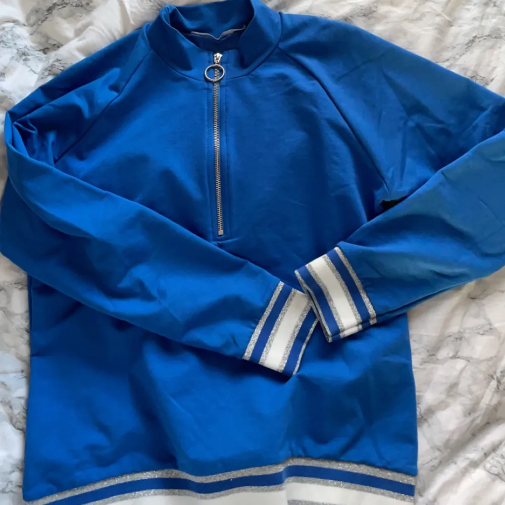 Säljer denna coola vintage tröja med glittriga detaljer. Denna blåa färgen är verkligen magisk och materialet är stretchigt💙 säljer på grund av att den inte används längre. ☺️. Tröjor & Koftor.