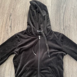 Huvtröja zip  i plysch  - Huvtröja med dragkedja från Gina. Inte använd mycket så den är fortfarande väldigt mjuk. 