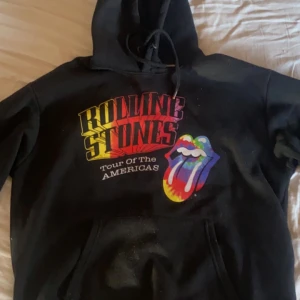 Rolling Stones Hoodie - Bra skick och bra material. Oversized. Använder inte längre och tycker därför att det är onödigt att den ligger oanvänd. 🤍