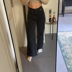 Perfekta jeansen! - Supersnygga svarta jeans med vida ben, sitter som en smäck runt midja och rumpa men säljs pga ingen stretch och för tajta runt låren. 
