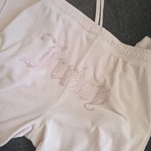 Juicy Couture  - Säljer nu mina juicy Couture mjukis i färgen ljus rosa, har en svart fläck bak vid texten går bort med lite Vanish. Storlek S är i nästan ny skick endast använda 3-4 gånger. Kan postas eller mötas upp i Borås 