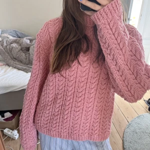 Tröja - Jättefin rosa tjocktröja! Köpt second hand och det står inget märke eller storlek på men skulle säga att den passar mig bra som brukar ha S!💞