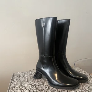 Eytys Nova boots - Helt oanvända stövlar från Eytys säljes pga för stora. Modell Nova Boots.  Har kvar originalkartong! Ordnariepris 4400kr.