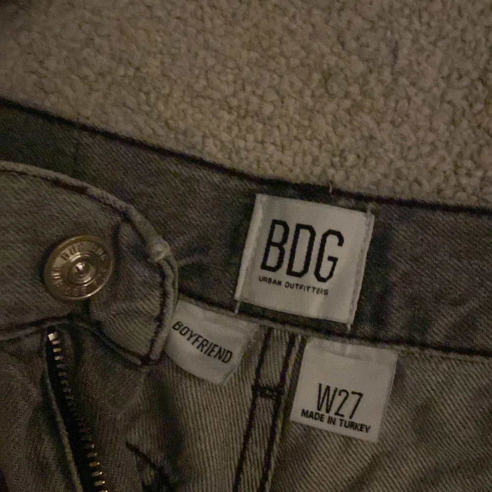 Säljer mina gråa oversized BDG-jeans. Har använd dessa 3 gånger för att de va för långa. . Jeans & Byxor.
