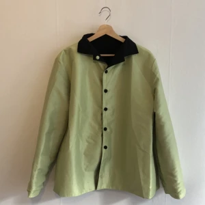 Siden Jacka - GRÖN/SVART siden jacka. Som ny Vintage inget märke. Skitcool. Perfekt till våren L