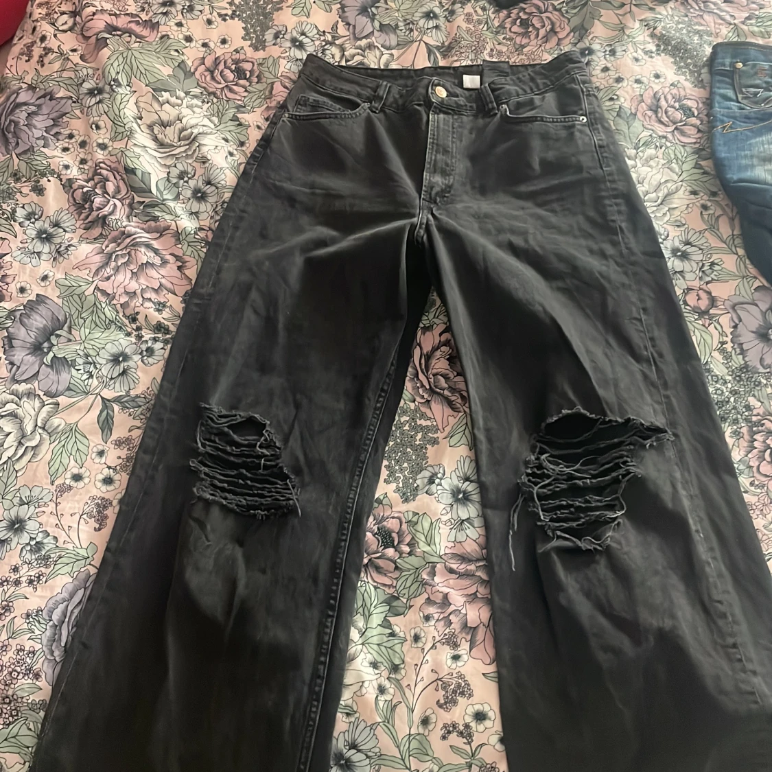 Svarta jeans me hål k knäna