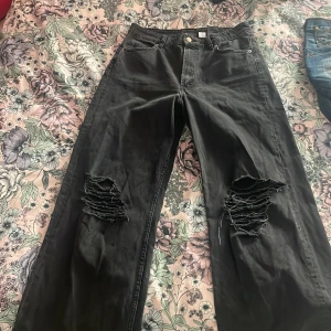 Svarta jeans me hål k knäna - Använt 3 ggr