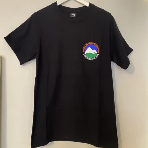 Stussy Mountain Tee - Stussy Mountain Tee   Black  Storlek herr S  Ny aldrig använd 