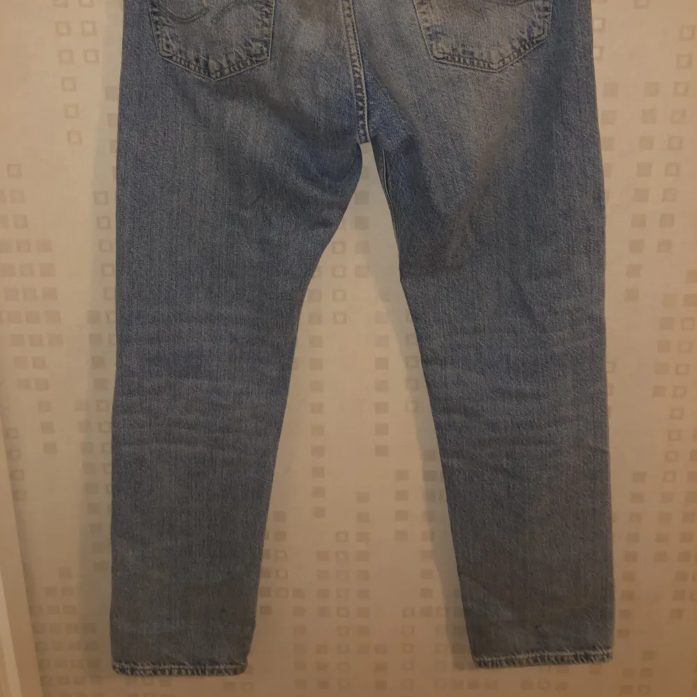 Jack and Jones loose jeans i väldigt bra skick. Dom e mjuka och sköna och materialet är 100% cotton, dvs bomull. Den specifika modellen är JJICHRIS JJORGINAL CJ 920 NOOS 12193398/FIA 2021. Storlek: 29/32. Jeans & Byxor.