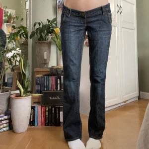 Lågmidjade jeans  - Jättesnygga låga jeans från H&M. De är storlek M men är mammajeans, därav har de en resår i bakdelen, se bild 3 att kanten är ”veckad”. 