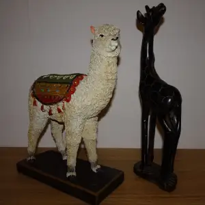 Dekoration till salu i perfekt skick.  Lama säljs för 150 kr  Giraff säljs för 100 kr   (Pris kan diskuteras)