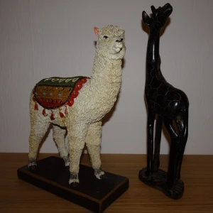 Lama och giraff dekoration - Dekoration till salu i perfekt skick.  Lama säljs för 150 kr  Giraff säljs för 100 kr   (Pris kan diskuteras)