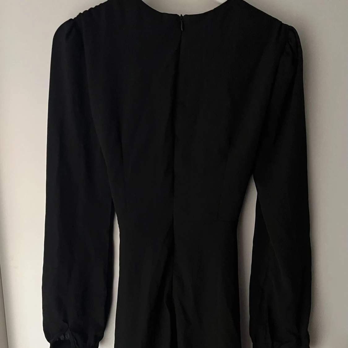 Svart kort långärmad klänning  - 90