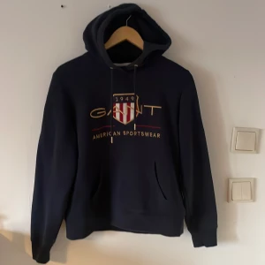 Gant Huvtröja - Snygg hoodie från Gant. Använd ett fåtal gånger då den va lite liten för mig, så den är i mycket fint skick.