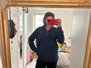 Ralph lauren pikétröja - Snygg långärmad piké från Ralph lauren, säljer då den aldrig kommit till användning. 