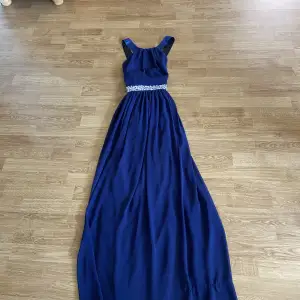 Jättefin marinblå klänning som bara är använd en gång. Har inga synliga märken eller fläckar. Storlek 10 UK