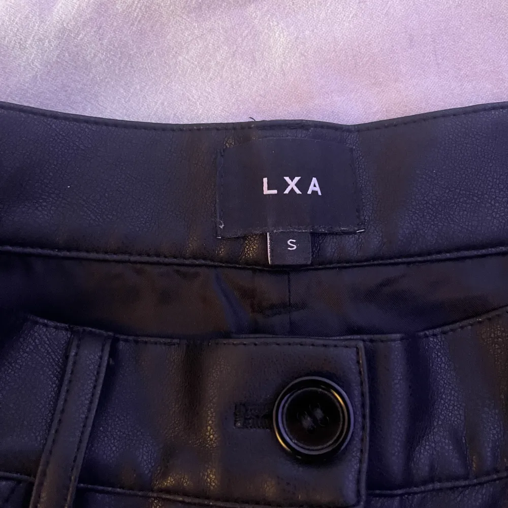 Lxa skinnbycor i storlek S, använd fåtal gånger   200kr + frakt  Nypris 1099kr. Jeans & Byxor.