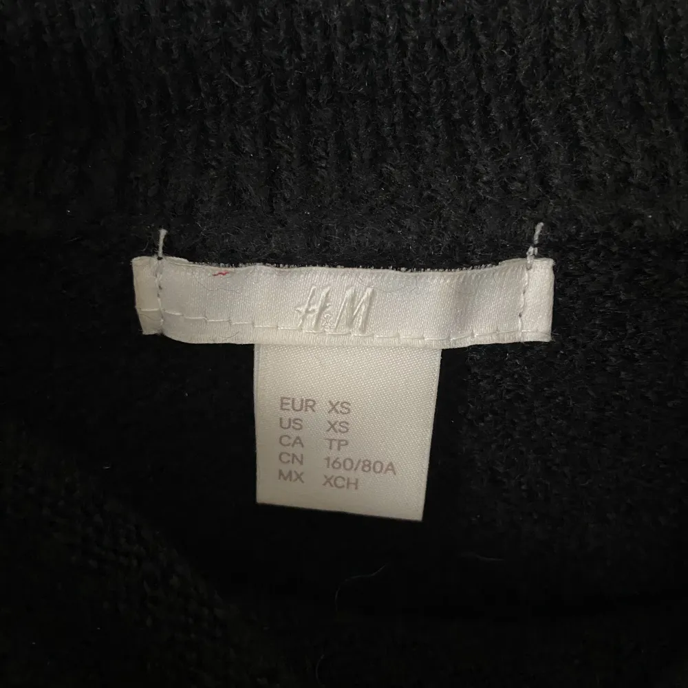 Säljer trendig & jättefin stickad tröja från H&M i strl XS. Nyskick och är i jätteskönt material. Passar strl XS-M. köparen står för fraktkostnad . Stickat.