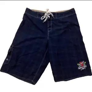 Ed hardy shorts i storlek 34 herr. Dom är köpta från sellpy men hag har bara använt dom typ 2 gånger.