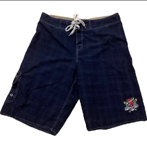 Ed hardy shorts  - Ed hardy shorts i storlek 34 herr. Dom är köpta från sellpy men hag har bara använt dom typ 2 gånger.
