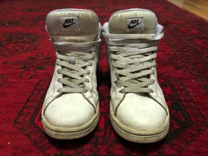 M court vision mid white and black - Dem här har suttit oanvända på länge och jag vi bara få bort dem. Köpte dem för 780 kr 