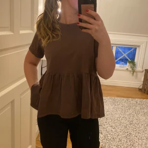 Blus/t-shirt  - Skön, stilren blus/t-shirt i en jättefin brun färg.
