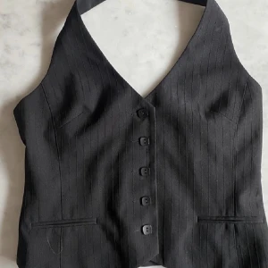 Kostymväst - Köpt på plick och säljer för att den var för stor på mig :( bilder från förra ägare.  Nyskick!!