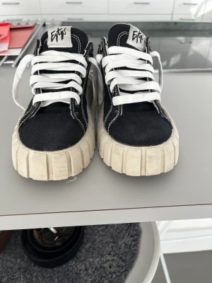 Eytys skor  - Säljer mina Eytys skor som är jätte coola!! Jätte snygga till våren och använda fåtal gånger❤️Nypris 1800 kr, kartong medföljer!! 