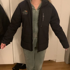Jacka  - Jag säljer min sail racing jacka. Använd 2 gånger. Kill Modell. 
