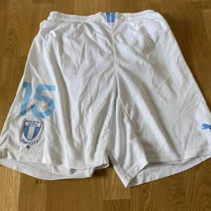 Dessa shorts är matchanvända av Filip Helander under tiden han spela i Malmö ff. Just dessa är från 2013 och är i storlek M. 
