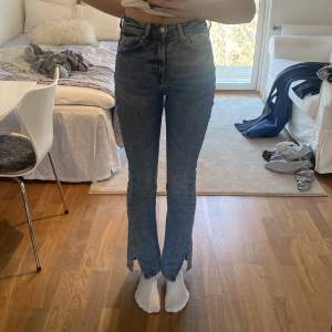 Snygga ljus blåa jeans med slits. Från H&M i storlek 34. Nyskick! Säljs då de inte kommer till användning😊 hör av dig vid frågor! (Tryck inte på köp nu)