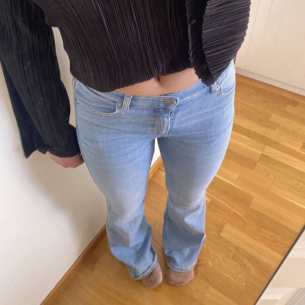 bootcut jeans från dr denim! står att de är i storlek S/32 men passar oxkså 34-36 då de är väldigt stretchiga!. Jeans & Byxor.