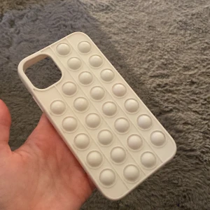 Pop-it skal iPhone 11 - Säljer mitt popit skal till en iPhone 11! Säljer pga att jag fick en annan mobil. Väldigt underhållande silikon skal som sitter på sin plats🌼 70 kr inklusive frakt! 