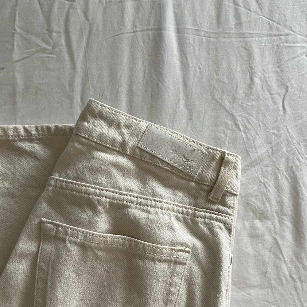 Superfina ljusa jeans från bikbok. Säljer då dom är lite för små för mig. Sparsamt använda. Skicka pm vid intresse💗. Jeans & Byxor.