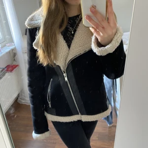  Vårjacka med ull - Helt oanvänd svart jacka i mocka med vitt teddyfoder. Jackan passar mig som normalt har S. Perfekt nu till våren💓
