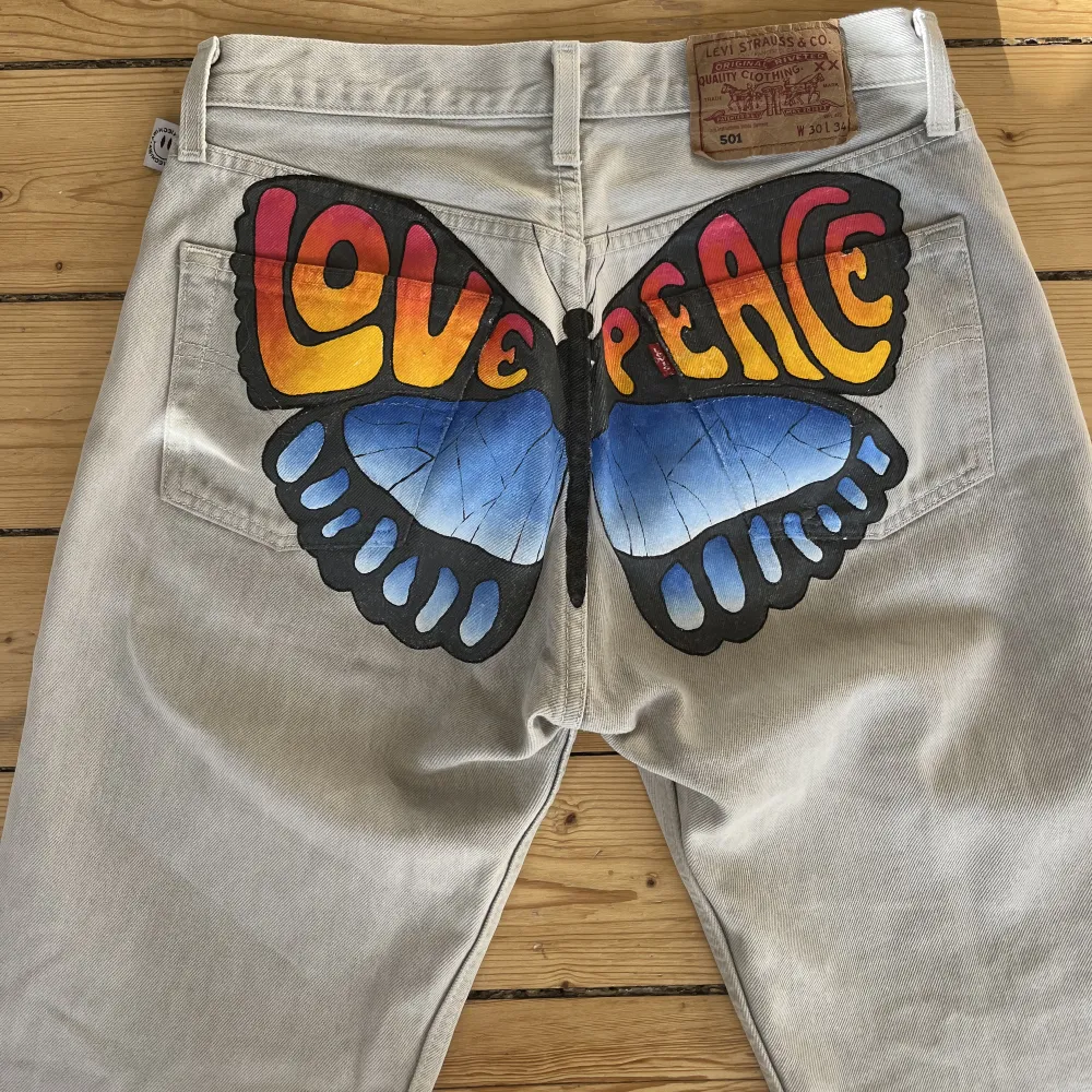 Supercoola jeans med en målad fjäril på rumpan. Gjorda av @cconniechiwaa på instagram. Snarlika sedda på bland annat Matilda Djerf.   Strl S/36. Jeans & Byxor.