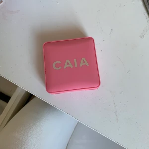 Caia blush - Blush från caia i färgen ”watermelon sugar”. Endast swatchad men torkat av efteråt! 