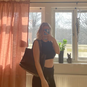 Svart väska - Säljer denna snygga rymliga väskan då den inte kommer till användning längre❤️den är mycket rymlig och passar till diverse outfits!