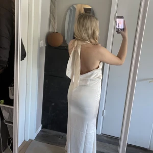 Balklänning - Sjukt fin balklänning från Afound! Champagnefärgad!