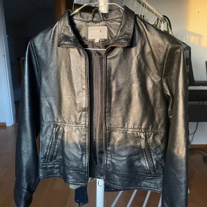 Läderjacka - Säljer denna jättesnygga vintage läderjackan som är i bra skick 💕