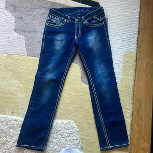 Säljer dessa skit snygga low waist, bootcut och med super fina detaljer på fickorna som liknar True Religions jeans. 