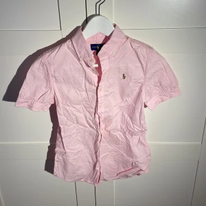Ralph Lauren rosa skjorta  - Jättefin och rosa kortärmad skjorta. Använd en gång. Strl: 14 år 